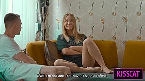 S5e5 Madrastra Enseña Sexo y Comparte Leche con Amalia Davis en Follar de Trío en Cama 😏