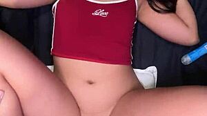 Adolescente tailandesa 18+ fodida duro por estrangeiro branco com pau enorme e leva gozada facial grande