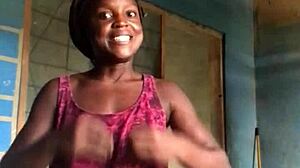 骚货自己玩得超爽 你也来试试