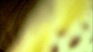 El tío se pone travieso cuando estoy sola.