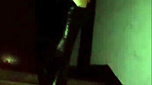 Latex-gudinne dominerer fetish-anime