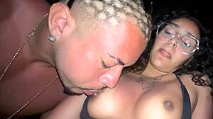 Salıncak Kabininde Genç Evli Kadın Sikildi, Dölle Dolduruldu.