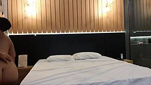 Καβαλάω την Μεγάλη Πούτσα Νέου Τύπου, Με Γεμίζει την Πουτσούλα με Κούραμα