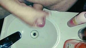 Wolf28’s solo hentai experience in the tub
