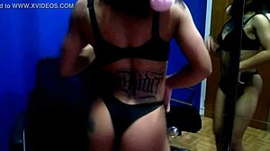 Jeg er Anjinha, sensuell foran speilet mens jeg berører meg selv