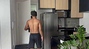 Bohatě obdělaný chlap si půjčí vodu u kámoše a položí mu čuráka