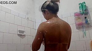 Esfrando o pau na bucetinha molhada for intense Latina orgasm