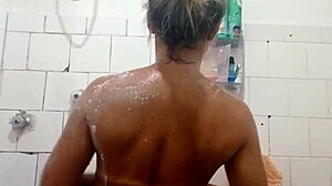 Esfrando o pau na bucetinha molhada for intense Latina orgasm