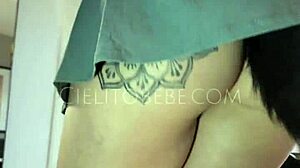 colegiala otaku tiktoker se calienta con manga japonés en trailer