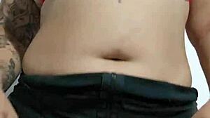 यंग ओप्पाई पब्लिक में सोलो फ्लैश करती है