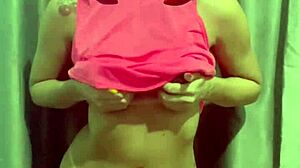 Den stora röven på Pernoquitas skakar medan hon tar monster kuk creampie i sina hål