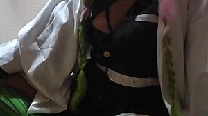 Mi amiga otaku gettin’ hot after con, oops.