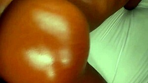 एबोनी स्लट रूम सर्विस में बीबीसी से क्रीमपाई देती है