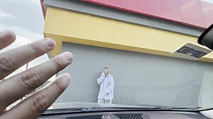 recogiendo a chica sin hogar de la calle