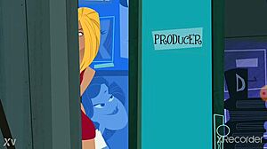 Паркър флашва циците си по време на песен