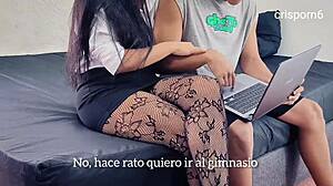 joven latina infiel seduce a trabajador