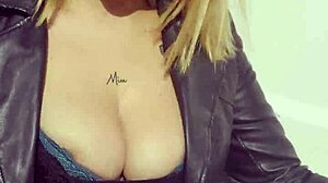 Rainha gigante fudendo cu de vadia lactante em fantasia natalina